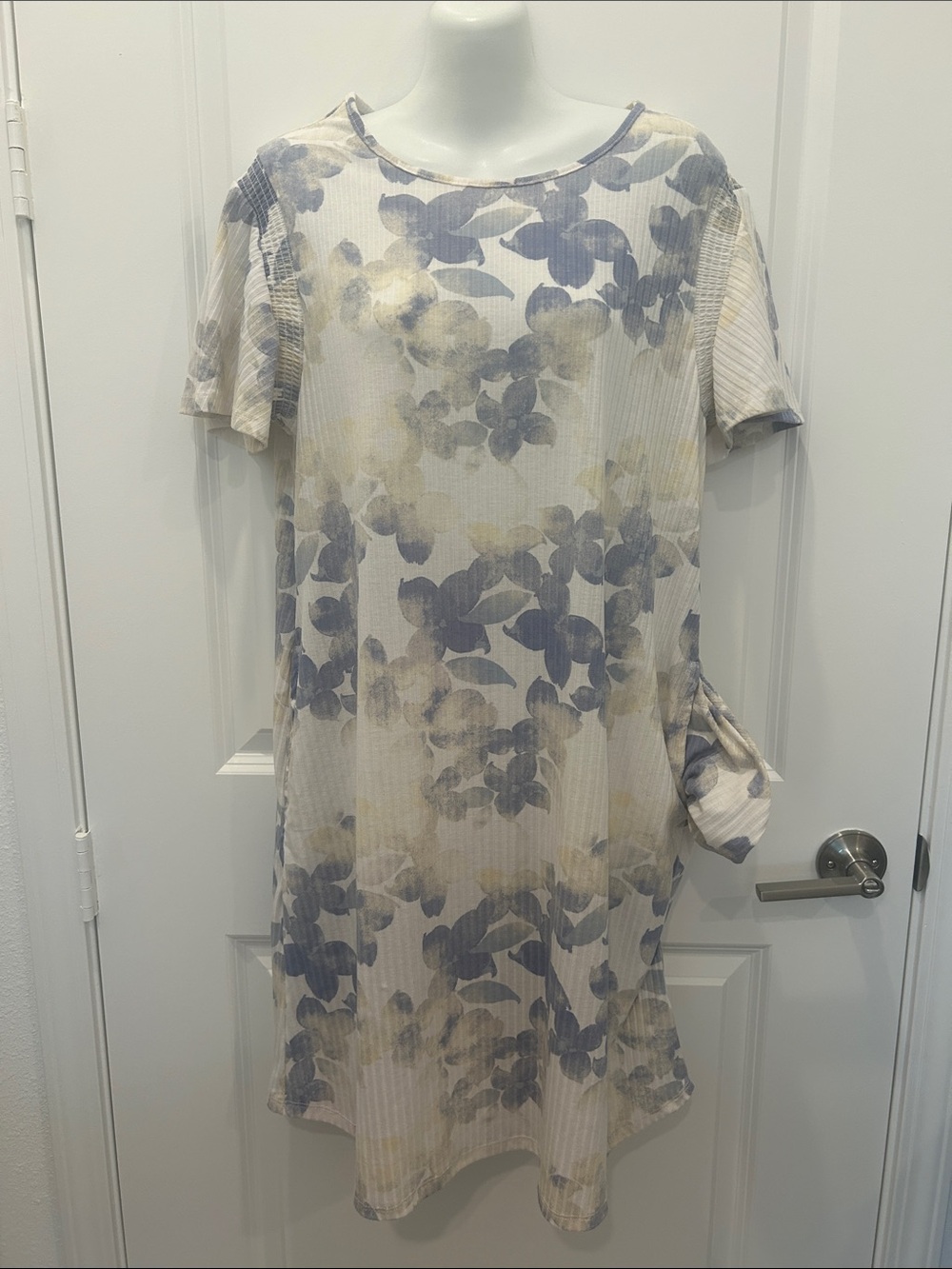 Floral Ribbed Knit Short Sleeve Dress in Cream and Blue with pockets